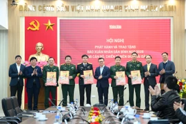 Tặng 40.000 tờ Báo Xuân Nhân Dân cho cán bộ, chiến sĩ biên giới, hải đảo
