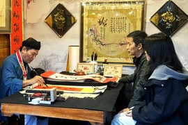 Về Văn Miếu xin chữ, thưởng lãm 'Dấu xưa Văn hiến' dịp xuân Bính Ngọ