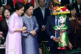 Phu nhân Tổng Bí thư, Chủ tịch nước và Phu nhân Tổng thống Hàn Quốc tham quan Bảo tàng Dân tộc học Việt Nam