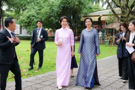 Phu nhân Tổng thống Hàn Quốc Lee Jae Myung mặc áo dài do Phu nhân Tổng Bí thư, Chủ tịch nước Tô Lâm tặng