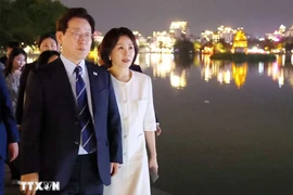 Tổng thống Hàn Quốc và Phu nhân đi dạo quanh Hồ Hoàn Kiếm