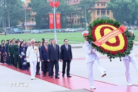 Lãnh đạo Đảng, Nhà nước vào Lăng viếng Chủ tịch Hồ Chí Minh dịp 30-4