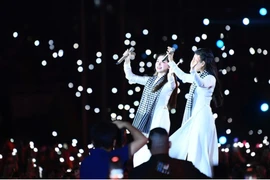 Hòa Minzy, Cẩm Ly hát lời mới thay cho câu 'Lúa chín cao nhưng chẳng hề cúi đầu'