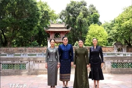 Phu nhân Thủ tướng Lê Minh Hưng cùng Phu nhân Thủ tướng 3 nước thăm Văn Miếu-Quốc Tử Giám