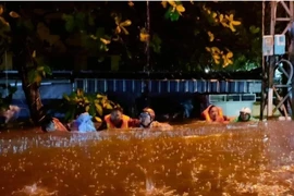 Thừa Thiên - Huế, Đà Nẵng ngập sâu, người dân cầu cứu