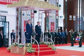 Phó Thủ tướng, Bộ trưởng Vilay Lakhamphong và Bộ trưởng Tô Lâm tại Lễ đón chính thức Đoàn đại biểu cấp cao Bộ Công an Việt Nam.