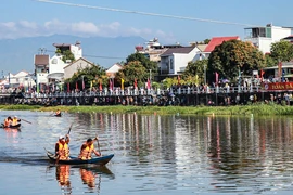 Hàng ngàn người đứng chật kín hai bờ sông Dinh xem đua ghe đầu xuân