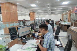 Cán bộ, chuyên viên BHXH TP.HCM đang tiếp nhận và giải quyết hồ sơ của người lao động. Ảnh: NGUYỄN HIỀN