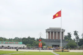 Dòng người xếp hàng dài vào Lăng viếng Chủ tịch Hồ Chí Minh dịp Quốc khánh 2-9