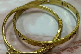 Cướp giật vòng vàng ở tiệm để tặng bạn gái