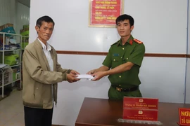 Được trụ ATM 'tặng' 37 triệu đồng, người đàn ông mang nộp cho công an