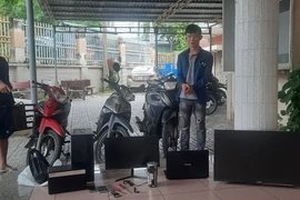 Bắt nhóm cạy cửa nhà dân để trộm