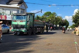  Bị tai nạn khi đang đi vận động người dân cài đặt định danh điện tử