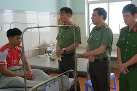 Thanh niên cầm dao xông vào trụ sở tấn công công an trực