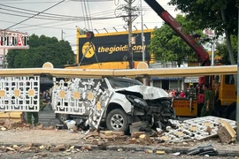 Ô tô tông người chờ đèn đỏ, lao vào tường toà thánh Tây Ninh