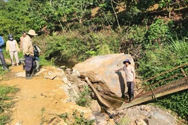 Nổ mìn ở mỏ đá làm sập cầu và chòi canh vườn của người dân
