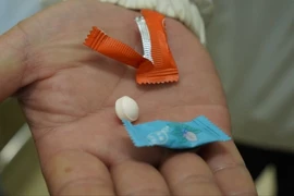 Ăn kẹo 'lạ' trước cổng trường, 30 học sinh nhập viện