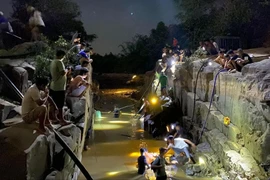 Sông Đạ Huoai cạn trơ đá, hàng chục người soi đèn bắt cá trong đêm