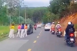 Nhóm phụ nữ nhảy múa giữa đường bị công an mời làm việc