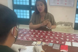 Một phụ nữ giấu ma túy vào áo ngực để mang về Việt Nam