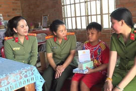 Hơi ấm từ những người mẹ đỡ đầu trong sắc phục công an 