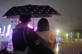 Hàng ngàn du khách đội mưa xem 'Hoà nhịp sắc màu' ở Quảng trường Lâm Viên