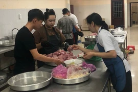 Trắng đêm làm chà bông, rau củ gửi bà con vùng lũ