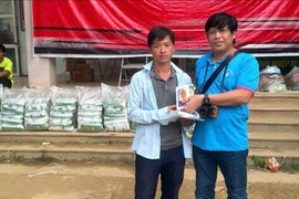 Trưởng thôn Kho Vàng được tặng điện thoại