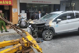 Taxi đang đậu ở TP Đà Lạt thì bốc cháy trong đêm