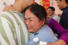 Phạm nhân Trại giam Xuyên Mộc nhận quà bất ngờ, đẫm nước mắt hạnh phúc