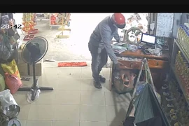 Khám nghiệm hiện trường vụ cướp tiền, dọa tông xe vào chủ tiệm tạp hóa