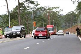 CSGT Lâm Đồng kiểm tra tốc độ các phương tiện trên đèo Prenn 