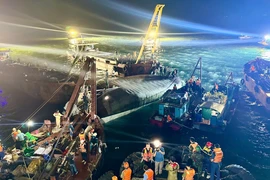 Quảng Ninh có báo cáo mới nhất về số người có mặt trên tàu bị lật ở vịnh Hạ Long
