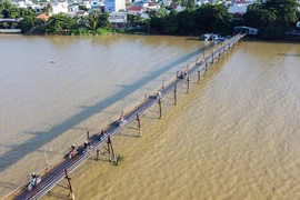 Nơm nớp nỗi lo khi đi cầu gỗ Phú Kiểng bắc qua sông Cái, TP Nha Trang 