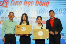 Báo Tuổi Trẻ trao học bổng tiếp sức đến trường cho 50 tân sinh viên nghèo