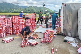Giao thông ùn tắc vì hàng ngàn thùng bia đổ xuống đường 