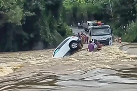 Băng qua cầu tràn, xe Mercedes bị lũ cuốn trôi