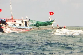 Tàu cá Ninh Thuận bị sóng đánh chìm, 4 ngư dân được chiến sĩ đảo Đá Lát cứu