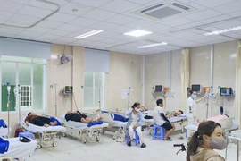 Hàng chục người nhập viện sau khi ăn cơm gà
