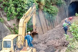 Hầm đường sắt qua đèo Cả sạt lở, hàng trăm hành khách phải trung chuyển bằng ô tô