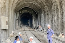 Hầm đường sắt Chí Thạnh tiếp tục sạt lở, trung chuyển hàng ngàn hành khách