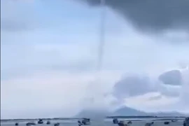 Vòi rồng cao hơn 1.000 m đánh lật nhiều ghe, xuồng trên vùng biển Khánh Hòa