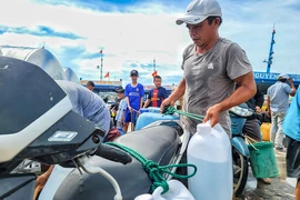 Vỡ ống nước sạch vượt biển, hàng ngàn người dân trên đảo ở Nha Trang gặp khó