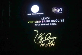 Mãn nhãn màn thi drone của hai đội Pháp và UAE trên vịnh Nha Trang