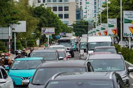 Ô tô nhích từng mét trên đường ven biển Nha Trang 