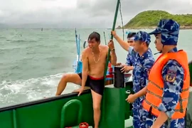 Cảnh sát biển cứu 3 người bị sóng lớn đánh lật xuồng