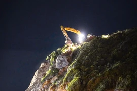 Nổ mìn phá khối đá 50 tấn lơ lửng trên cung đường đi sân bay Cam Ranh