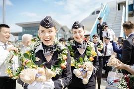 Đón chuyến bay thương mại đầu tiên từ Nga sang Cam Ranh sau nhiều năm