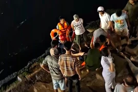 Lao theo cứu cô gái nhảy cầu, nam thanh niên ngất xỉu 