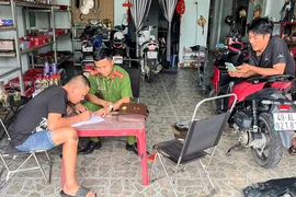 Hàng chục tiệm sửa xe ở Lâm Đồng ký cam kết không độ, chế xe máy